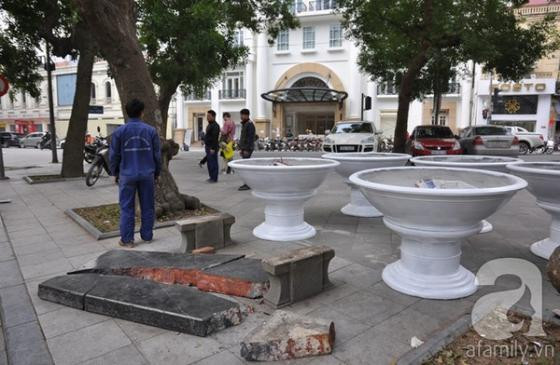 Ghế đá trăm tuổi tại Hồ Gươm bị xe tông vỡ nát ảnh 8