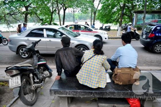 Ghế đá trăm tuổi tại Hồ Gươm bị xe tông vỡ nát ảnh 5