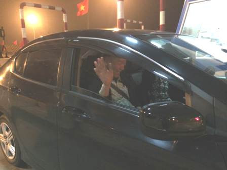 Lái xe bất ngờ vì được lì xì trên cao tốc dài nhất Việt Nam ảnh 3