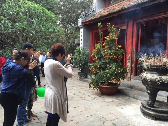 Giá trông xe “cắt cổ”, đền Ngọc Sơn vẫn “chật như nêm” ảnh 7