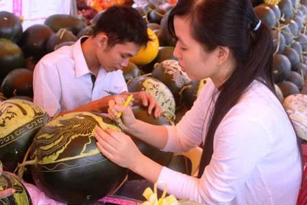 Ngỡ ngàng thư pháp trên... dưa hấu của bạn trẻ Cần Thơ