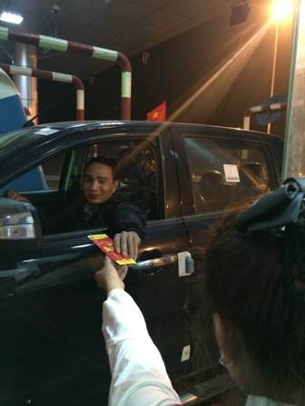 Lái xe bất ngờ vì được lì xì trên cao tốc dài nhất Việt Nam ảnh 4