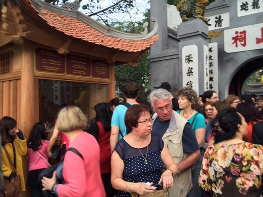 Giá trông xe “cắt cổ”, đền Ngọc Sơn vẫn “chật như nêm” ảnh 3