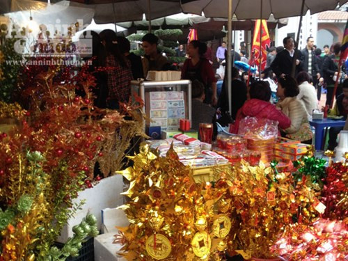 Các tủ kính chứa tiền lẻ mệnh giá từ 500 đồng đến 10.000 đồng được bày công khai trên các quầy hàng tại khu di tích Đình, Chùa Bia Bà (La Khê, Hà Đông)