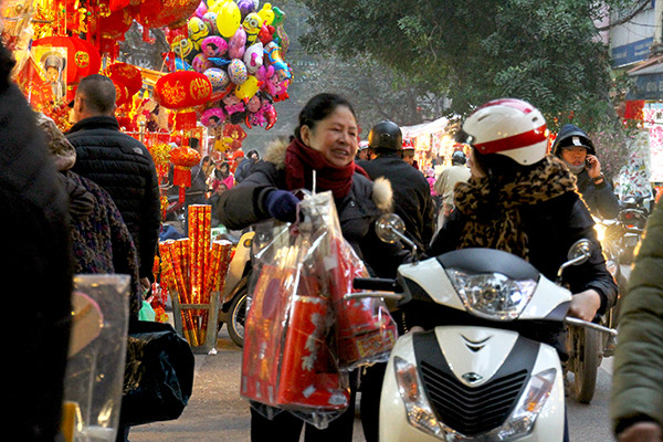 Nhộn nhịp thị trường vàng mã sát Tết ông Công ông Táo ảnh 14