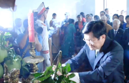 Chủ tịch nước Trương Tấn Sang dâng hương Chủ tịch Hồ Chí Minh