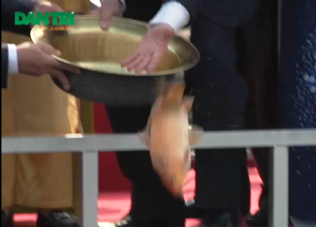 Nghi lễ thả cá truyền thống được thực hiện ngay tại kênh Tàu Hũ.