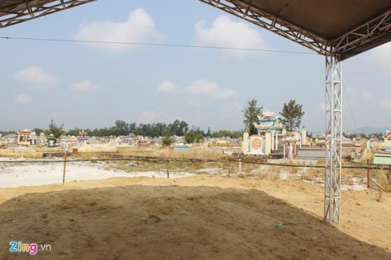 Vị trí ông Nguyễn Bá Thanh được an táng tại khu đất bằng phẳng, thoáng đãng và cao ráo. Nhìn xa xa là dãy núi hình yên ngựa án ngữ phía Tây.