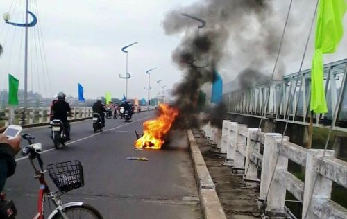 Chiếc xe máy bốc cháy dữ dội trên cầu Đà Rằng