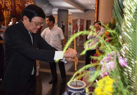 Chủ tịch nước Trương Tấn Sang kính cẩn dâng hương lên Quốc Tổ 18 đời Vua Hùng