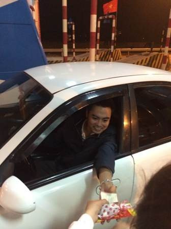 Người tham gia giao thông trên cao tốc Nội Bài - Lào Cai được lì xì mừng tuổi trong đêm giao thừa