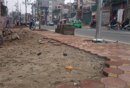 Một số đoạn vỉa hè vẫn chưa hoàn thiện...