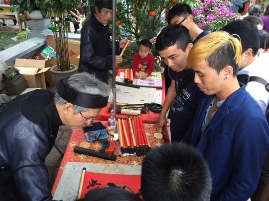 Giá trông xe “cắt cổ”, đền Ngọc Sơn vẫn “chật như nêm” ảnh 9