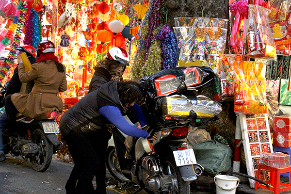 Nhộn nhịp thị trường vàng mã sát Tết ông Công ông Táo ảnh 11