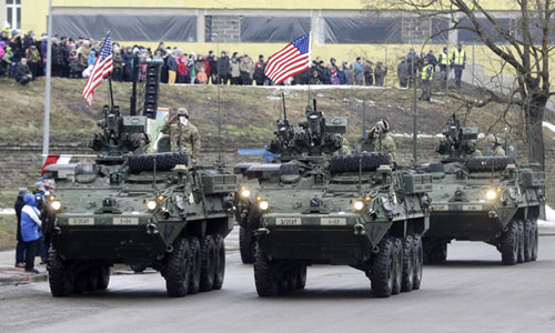 Các xe bọc thép của Mỹ tham gia diễu hành hôm qua tại Estonia. Ảnh: Reuters
