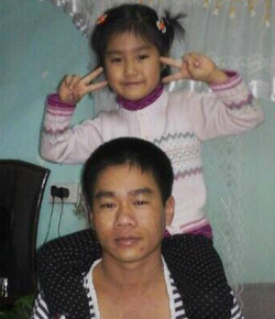 Mỗi lần về thăm nhà, anh Long lại quấn quýt với cô con gái nhỏ. Ảnh: ĐX.