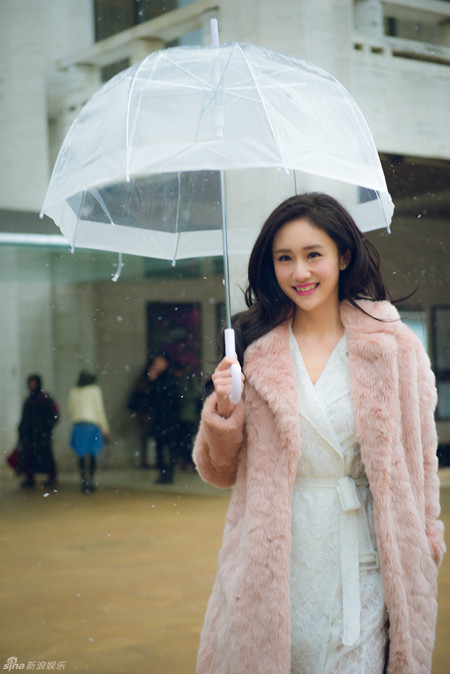 Người đẹp 'Lộc Đỉnh Ký' khoe sắc giữa trời tuyết lất phất ảnh 1