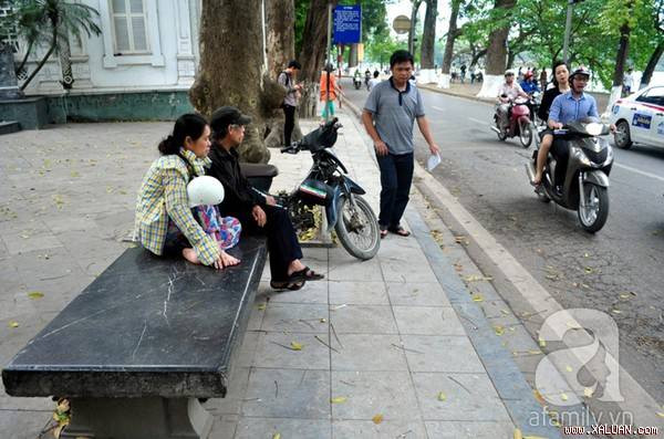 Rất nhiều người Hà Nội đã xem chiếc ghế đá này như một “báu vật“ bởi độ lớn, dày cũng như chất liệu bằng đá hoa cương độc nhất vô nhị.
