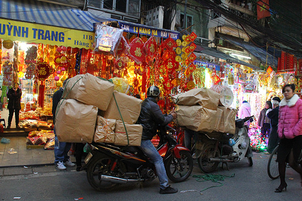 Nhộn nhịp thị trường vàng mã sát Tết ông Công ông Táo ảnh 12