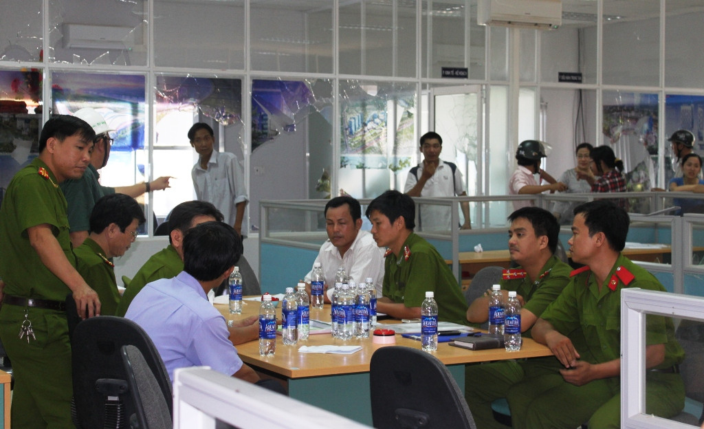 Công an kiểm tra hiện trường. Ảnh: Nguyễn Huy