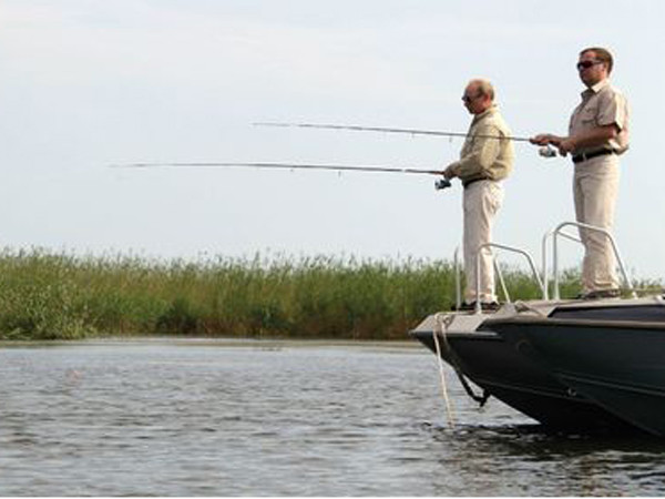 Bộ đôi Putin và Medvedev đi câu trên sông Volga năm 2011