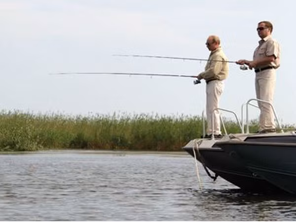 Bộ đôi Putin và Medvedev đi câu trên sông Volga năm 2011