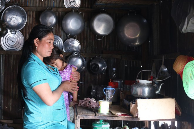 Cô Ngao là một trong số những bà mẹ bán con ở Svay Pak. Cô bán Toha khi bé mới hơn 10 tuổi. Lý giải với CNN về hành động của mình, bà mẹ 8 con thừa nhận kinh tế khó khăn đã khiến cô đẩy con gái vào nghề bán thân. Khách mua dâm có thể là những người lắm tiền nhiều của đến từ phương Tây, Hàn Quốc... Họ muốn của lạ nên đã tìm đến điểm nóng mại dâm trẻ em Svay Pak để giải khuây. Ảnh: CNN