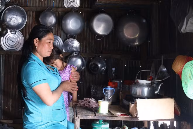 Cô Ngao là một trong số những bà mẹ bán con ở Svay Pak. Cô bán Toha khi bé mới hơn 10 tuổi. Lý giải với CNN về hành động của mình, bà mẹ 8 con thừa nhận kinh tế khó khăn đã khiến cô đẩy con gái vào nghề bán thân. Khách mua dâm có thể là những người lắm tiền nhiều của đến từ phương Tây, Hàn Quốc... Họ muốn của lạ nên đã tìm đến điểm nóng mại dâm trẻ em Svay Pak để giải khuây. Ảnh: CNN