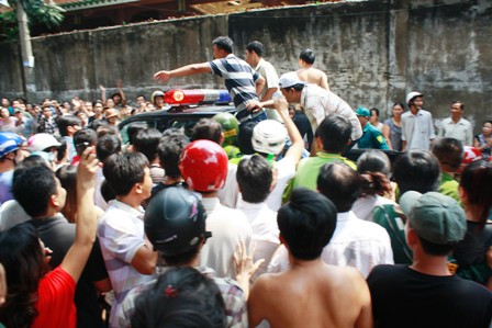 Các cháu nhỏ được thầy cô trong trường đưa ra sân trường trình diện cho bố mẹ an tâm. Một giáo viên trong trường cầm loa khuyên các bậc phụ huynh bình tĩnh, các cháu đã được an toàn. Tuy nhiên, nhiều phụ huynh vẫn đòi đưa con về