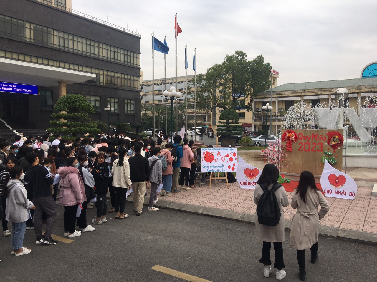 Hàng nghìn sinh viên trường Đại học Y Dược Thái Bình xếp hàng chờ đăng ký hiến máu tại chương trình.