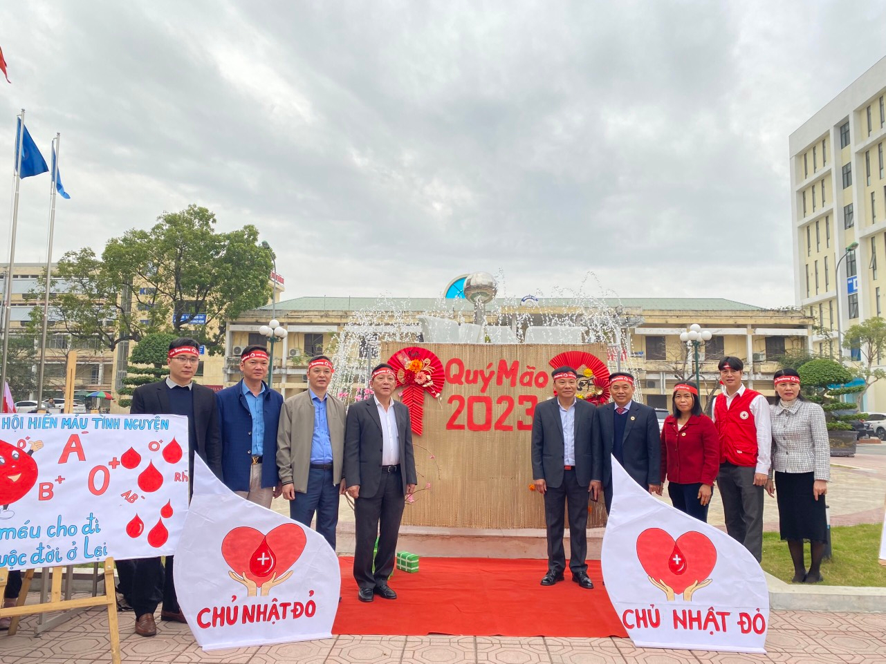 Lãnh đạo Hội Chữ thập đỏ tỉnh cùng thầy, cô trường Đại học Y Dược Thái Bình chụp hình lưu niện tại không gian về Tết Quý Mão 2023 và Chủ nhật Đỏ do các bạn sinh viên, tình nguyện viên trường Đại học Y Dược Thái Bình tự vẽ, trang trí độc đáo và ấn tượng.