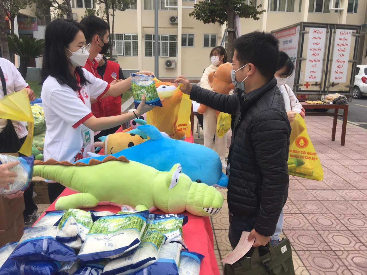 Các bạn sinh viên tham gia hiến máu tình nguyện tại chương trình ngoài được nhận những phần quà tặng theo quy định, còn được nhận thêm 1kg đường trắng từ Nhà tài trợ.