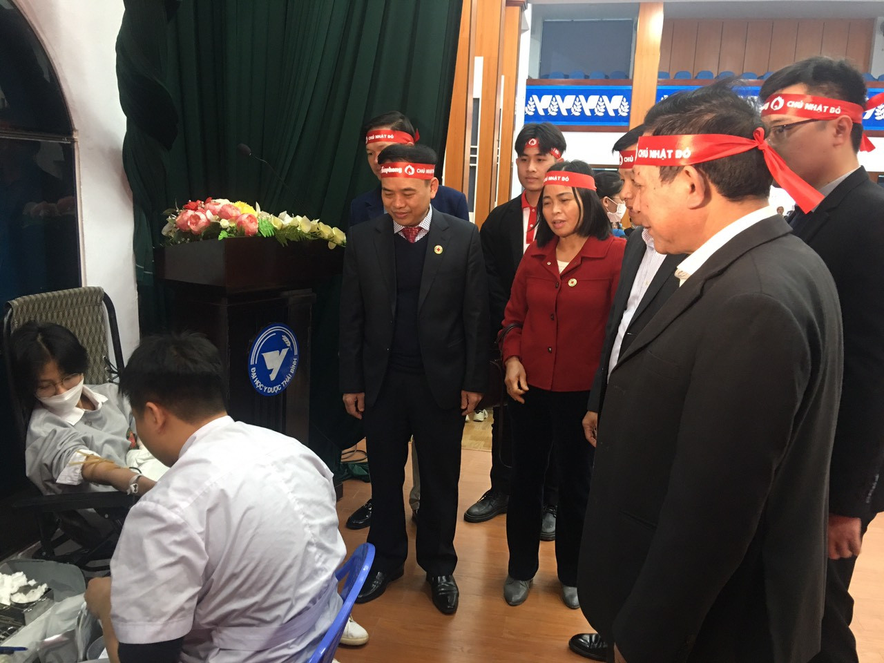 Lãnh đạo Hội Chữ thập đỏ tỉnh cùng thầy, cô trường Đại học Y dược Thái Bình thăm hỏi, động viên các em sinh viên, tình nguyện viên tham gia hiến máu tình nguyện tại chương trình.