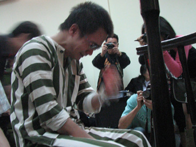 Nghĩa khóc tại tòa phúc thẩm khi biết tin bố mất