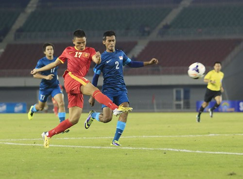 U23 Việt Nam tỏ ra lấn lướt trước các cầu thủ Singapore. Ảnh: Zing