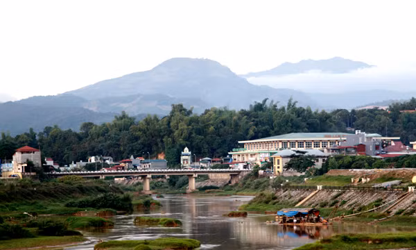 Ngày nay, nối đôi bờ dòng Nậm Rốm đã có hai cây cầu bê tông cốt thép: Thanh Bình và A1 được xây dựng đảm bảo giao thông, phát triển kinh tế, thể hiện sức mạnh của Điện Biên Phủ trong chiến lược phát triển kinh tế-xã hội và hội nhập quốc tế
