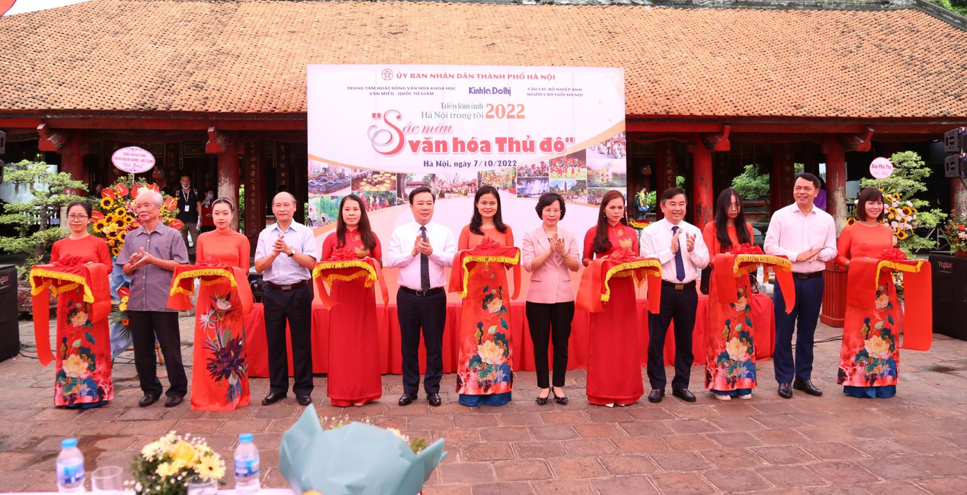 Lãnh đạo UBND TP. Hà Nội cùng đại biểu cắt băng khai mạc triển lãm. Ảnh: LẠI TẤN.