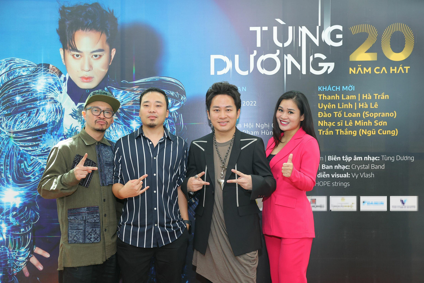 Tùng Dương và ê-kíp nghệ sĩ dành cho đêm nhạc kỷ niệm 20 năm ca hát. Ảnh: NVCC.