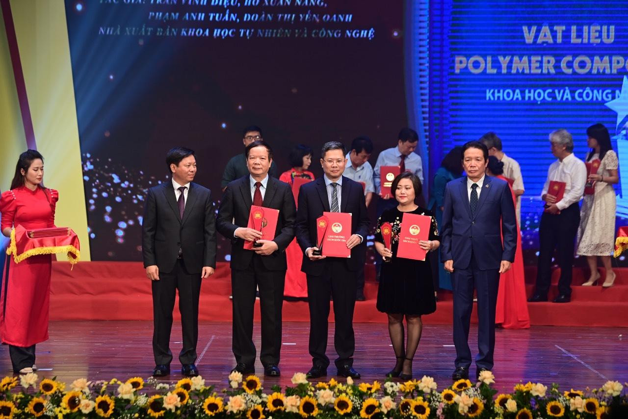 Ông Trần Thanh Lâm - Phó trưởng Ban Tuyên giáo Trung ương, ông Hoàng Vĩnh Bảo - Chủ tịch Hội Xuất bản Việt Nam, Chủ tịch Hội đồng Giải thưởng Sách quốc gia lần thứ năm - trao trao 16 giải C. Ảnh: CXB. Ông Trần Thanh Lâm - Phó trưởng Ban Tuyên giáo Trung ương, ông Hoàng Vĩnh Bảo - Chủ tịch Hội Xuất bản Việt Nam, Chủ tịch Hội đồng Giải thưởng Sách quốc gia lần thứ năm - trao trao 16 giải C. Ảnh: CXB.