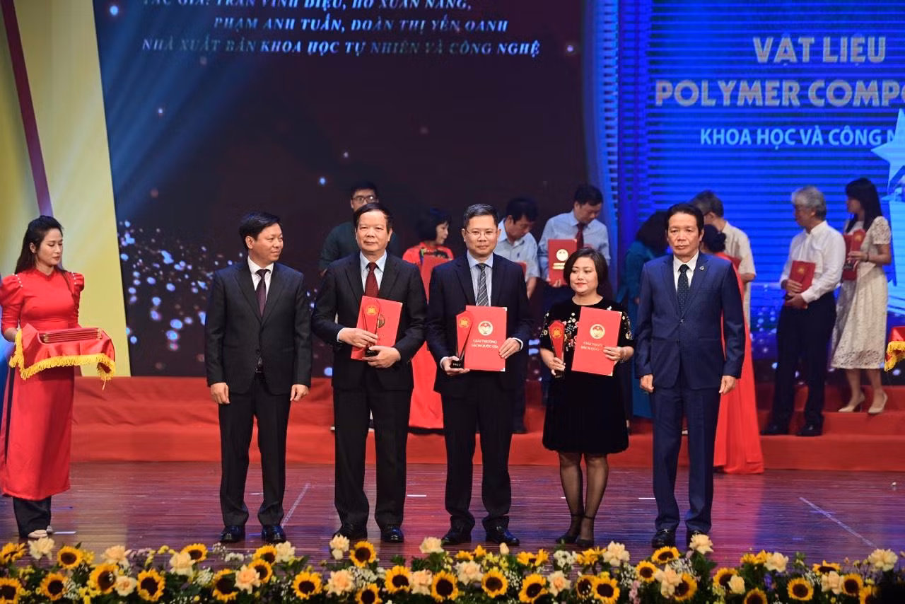 Ông Trần Thanh Lâm - Phó trưởng Ban Tuyên giáo Trung ương, ông Hoàng Vĩnh Bảo - Chủ tịch Hội Xuất bản Việt Nam, Chủ tịch Hội đồng Giải thưởng Sách quốc gia lần thứ năm - trao trao 16 giải C. Ảnh: CXB. Ông Trần Thanh Lâm - Phó trưởng Ban Tuyên giáo Trung ương, ông Hoàng Vĩnh Bảo - Chủ tịch Hội Xuất bản Việt Nam, Chủ tịch Hội đồng Giải thưởng Sách quốc gia lần thứ năm - trao trao 16 giải C. Ảnh: CXB.