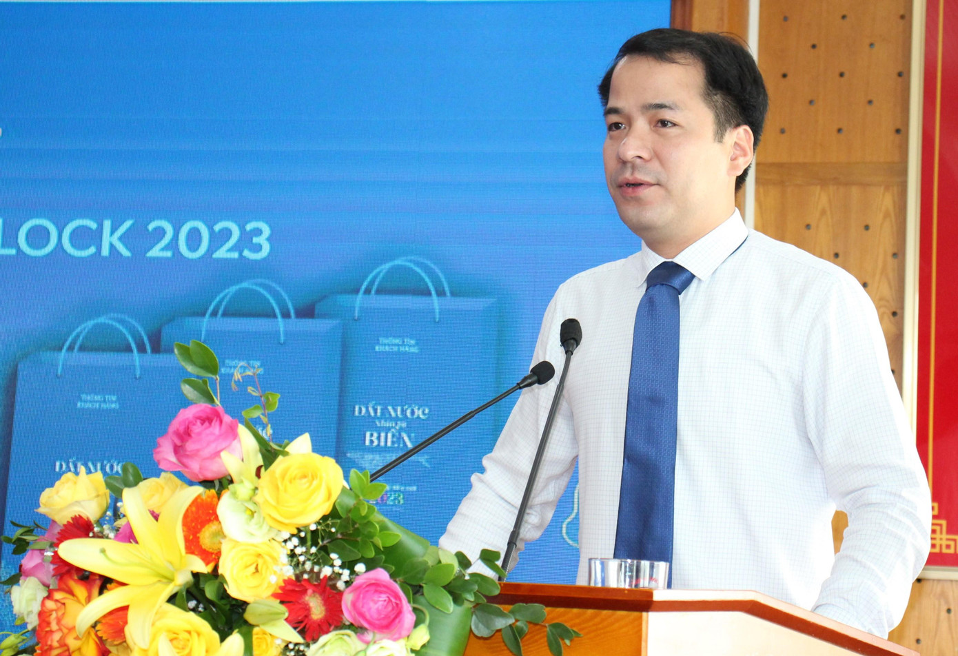 Bí thư T.Ư Đoàn Ngô Văn Cương tiếp nhận quà tặng cho Đại hội Đoàn Toàn quốc lần thứ XII. Ảnh: THÚY LÊ.