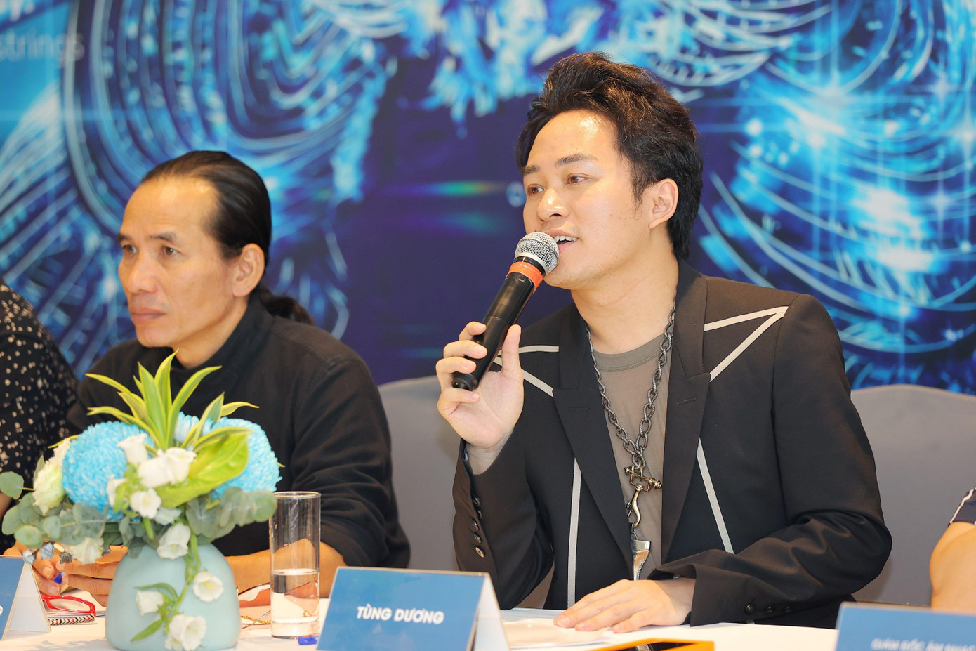 Tùng Dương khẳng định anh đẹp lên một cách tự nhiên chứ chưa từng dao kéo: “Sau này xập xệ hơn tính sau”. Ảnh: NVCC.