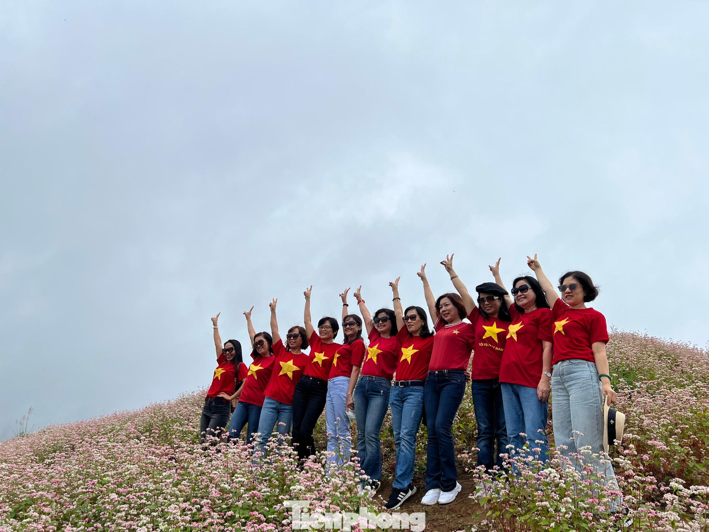 Khách từ phương Nam thường chọn Hà Giang là điểm đến yêu thích từ thời điểm tháng 10 trở đi. Theo giải thích của đoàn khách là do thời tiết mùa khô vừa đẹp, lại vừa hay có chút gió lạnh của tiết giao mùa. Ảnh: NGUYÊN KHÁNH. Khách từ phương Nam thường chọn Hà Giang là điểm đến yêu thích từ thời điểm tháng 10 trở đi. Theo giải thích của đoàn khách là do thời tiết mùa khô vừa đẹp, lại vừa hay có chút gió lạnh của tiết giao mùa. Ảnh: NGUYÊN KHÁNH.