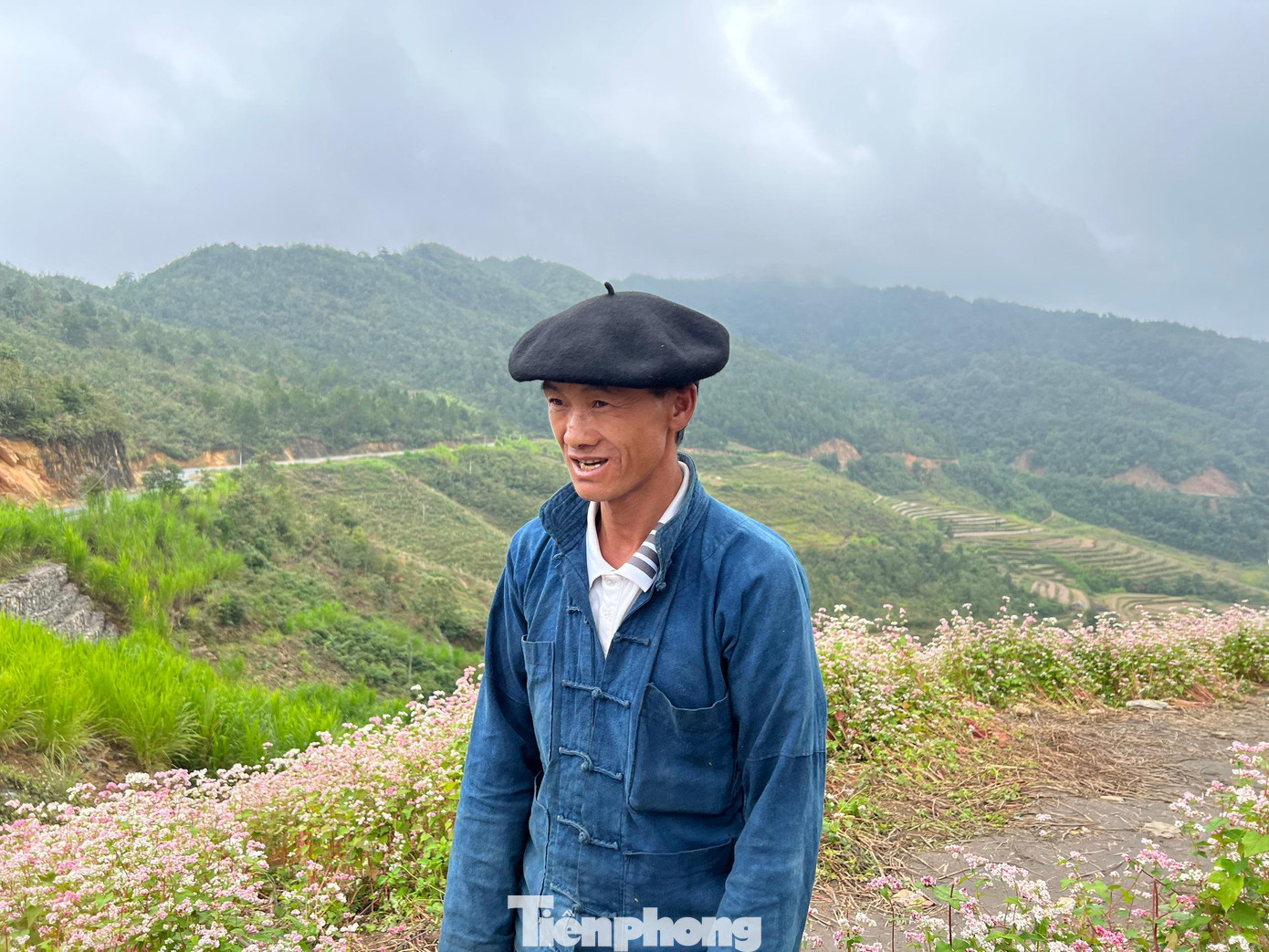 Ông Thò Mí Sính - chủ đồi hoa Tam giác mạch - cho biết vào những ngày giữa tuần khách thường vắng hơn. Gia đình ông có thêm nguồn thu từ vài trăm ngàn đến tiền triệu đồng tùy thời điểm. Ảnh: NGUYÊN KHÁNH. Ông Thò Mí Sính - chủ đồi hoa Tam giác mạch - cho biết vào những ngày giữa tuần khách thường vắng hơn. Gia đình ông có thêm nguồn thu từ vài trăm ngàn đến tiền triệu đồng tùy thời điểm. Ảnh: NGUYÊN KHÁNH.