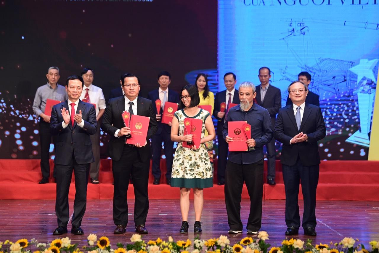 Ông Nguyễn Mạnh Hùng, Ủy viên Ban chấp hành Trung ương Đảng, Bộ trưởng Thông tin và Truyền thông, Phó trưởng Ban Tuyên giáo Trung ương và ông Đỗ Tiến Sỹ - Ủy viên Trung ương Đảng, Tổng giám đốc Đài tiếng nói Việt Nam - trao giải B. CXB. Ông Nguyễn Mạnh Hùng, Ủy viên Ban chấp hành Trung ương Đảng, Bộ trưởng Thông tin và Truyền thông, Phó trưởng Ban Tuyên giáo Trung ương và ông Đỗ Tiến Sỹ - Ủy viên Trung ương Đảng, Tổng giám đốc Đài tiếng nói Việt Nam - trao giải B. CXB.