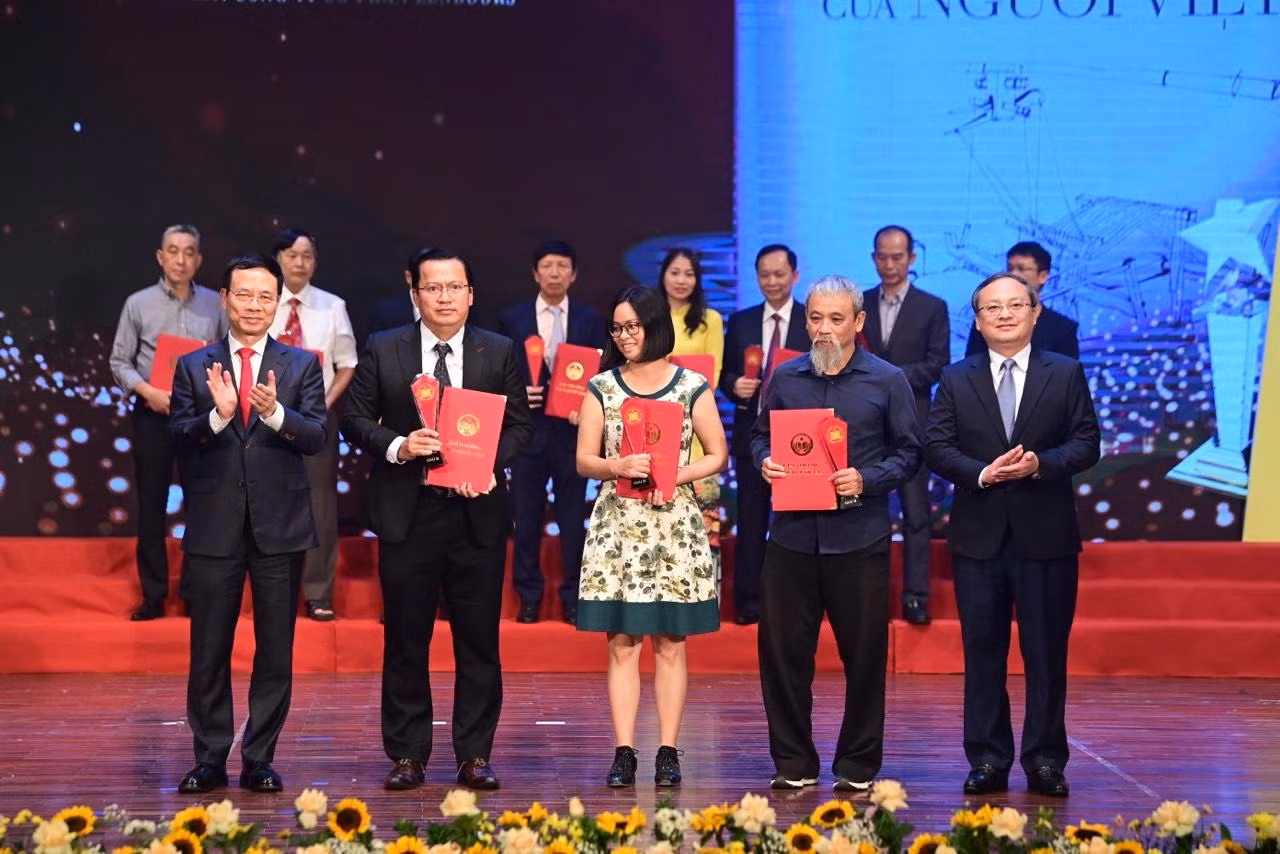 Ông Nguyễn Mạnh Hùng, Ủy viên Ban chấp hành Trung ương Đảng, Bộ trưởng Thông tin và Truyền thông, Phó trưởng Ban Tuyên giáo Trung ương và ông Đỗ Tiến Sỹ - Ủy viên Trung ương Đảng, Tổng giám đốc Đài tiếng nói Việt Nam - trao giải B. CXB. Ông Nguyễn Mạnh Hùng, Ủy viên Ban chấp hành Trung ương Đảng, Bộ trưởng Thông tin và Truyền thông, Phó trưởng Ban Tuyên giáo Trung ương và ông Đỗ Tiến Sỹ - Ủy viên Trung ương Đảng, Tổng giám đốc Đài tiếng nói Việt Nam - trao giải B. CXB.