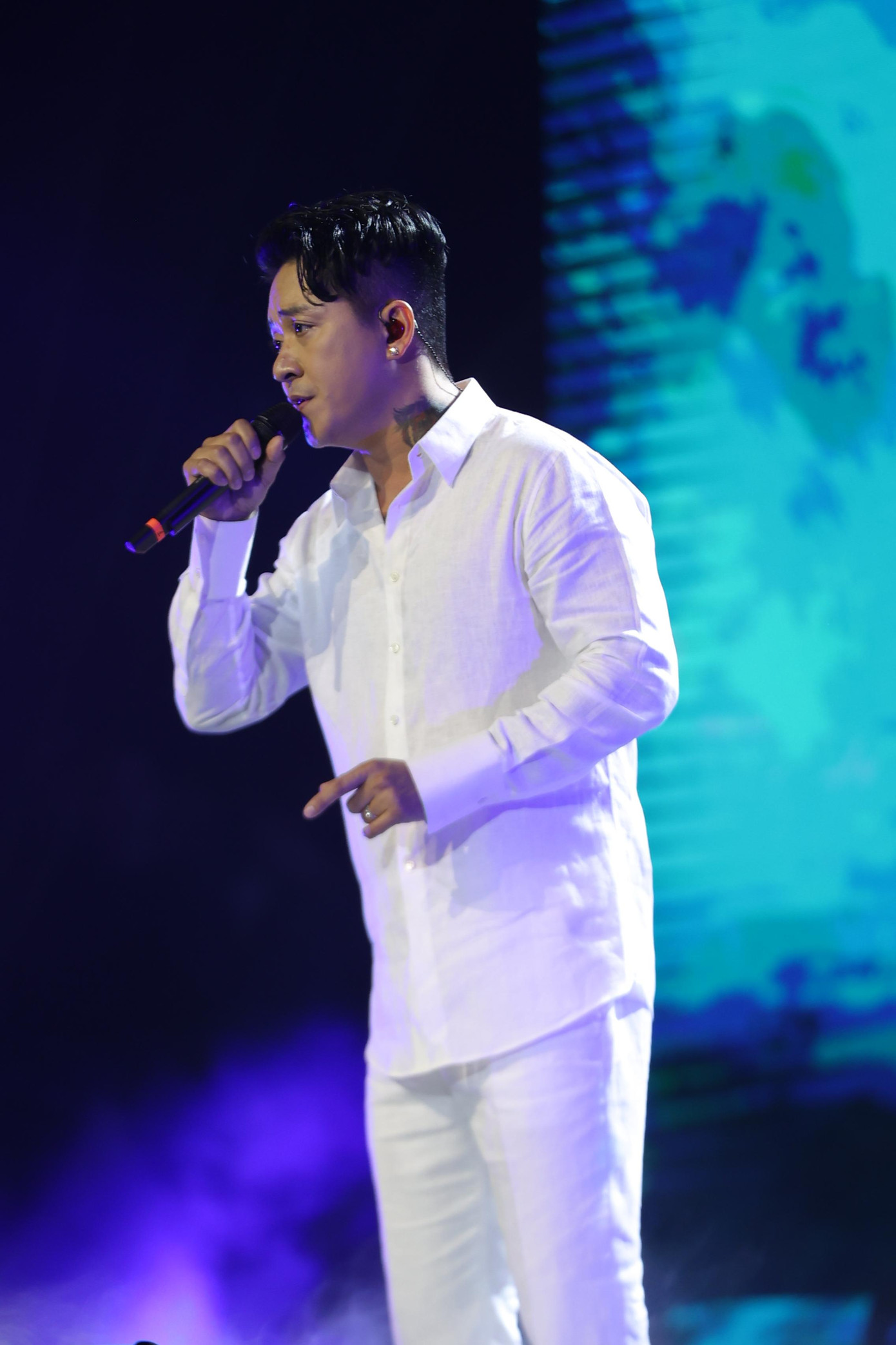 Tuấn Hưng chọn trang phục lịch sự để không "khoe" hình xăm. Ảnh: QUỐC KHÁNH.