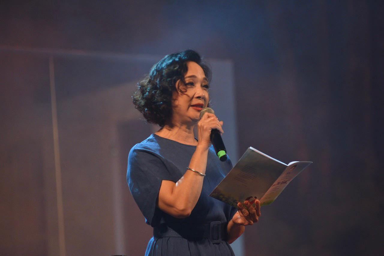 NSND Lê Khanh đọc một số đoạn nhật ký của Xuân Quỳnh viết cho con. Ảnh: BTC. NSND Lê Khanh đọc một số đoạn nhật ký của Xuân Quỳnh viết cho con. Ảnh: BTC.