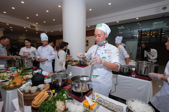 Không khí thi sơ khảo phía Bắc để tìm người nấu phở ngon. Ảnh: NAM TRẦN.