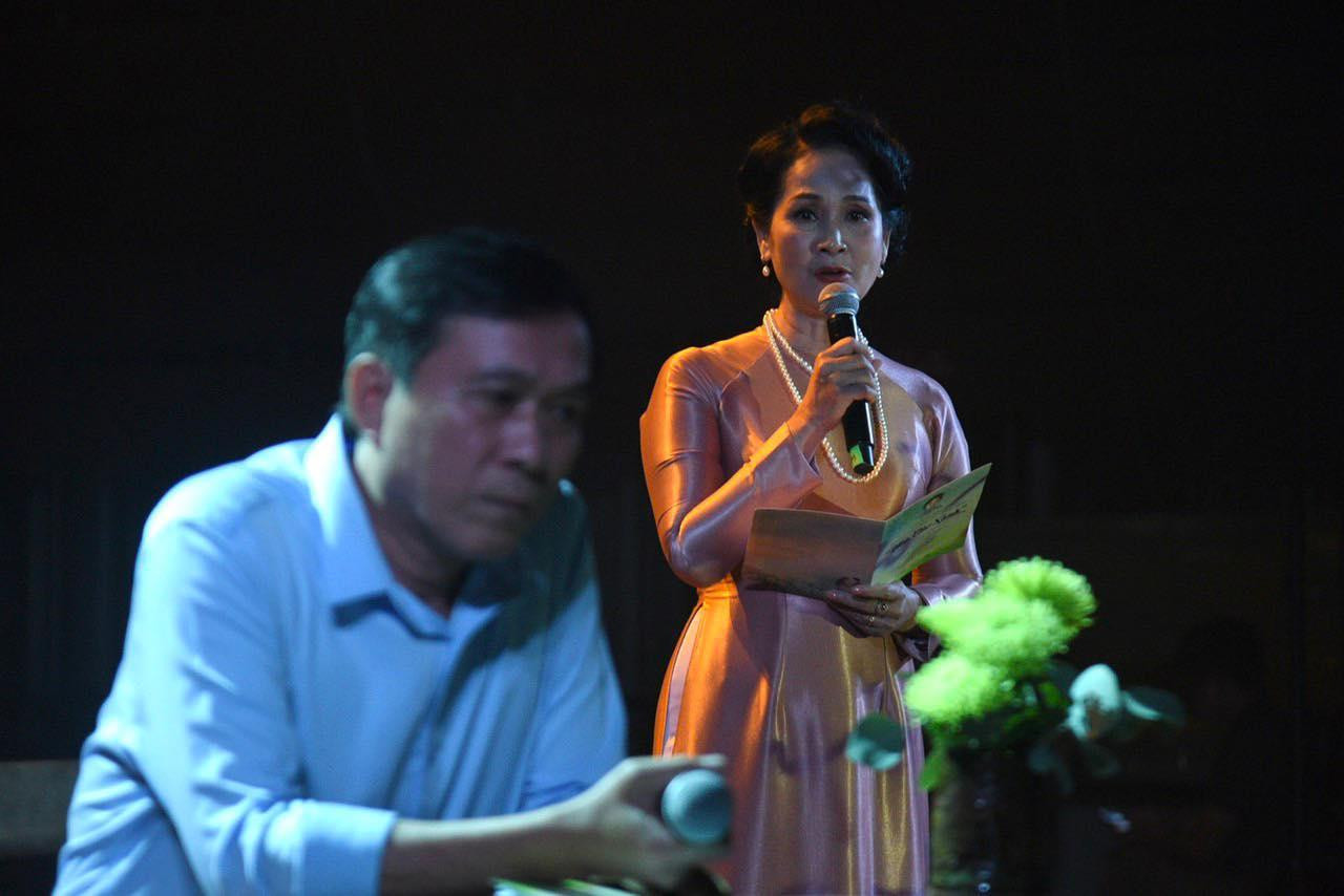 Vợ chồng NSƯT Đỗ Kỷ và NSND Lan Hương đọc những lá thư của Xuân Quỳnh - Lưu Quang Vũ. Ảnh: BTC. Vợ chồng NSƯT Đỗ Kỷ và NSND Lan Hương đọc những lá thư của Xuân Quỳnh - Lưu Quang Vũ. Ảnh: BTC.